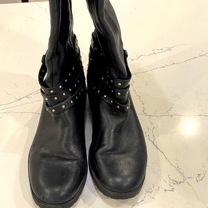 Woman’s Nine West Zipper Boots